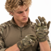 Kamuflaj Eldivenlerini Ayarlayan Genç Adam Mechanix Wear The Original® Multicam Taktik Eldiven MG-78